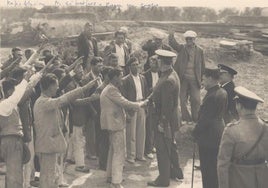 Queipo de Llano saluda a los presos políticos que trabajan en la repoblación de Gibralfaro.