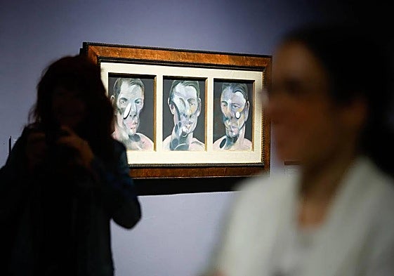 Visitantes de la exposición ante una obra de Francis Bacon.