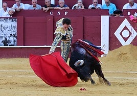 Derechazo de Marín al toro al que cortó una oreja.