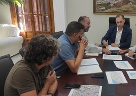 Reunión del alcalde con los técnicos de Endesa.