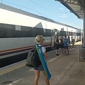 Viajeros afectados por la avería de un Media Distancia el pasado domingo.