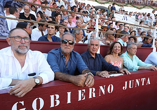 Pedro Medina, José Antonio Ortega, Pedro Navarro, Patricia Navarro y José Miguel Carrasco en el callejón.