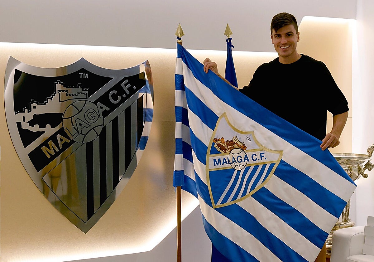 Sergio Castel posa como nuevo jugador del Málaga.