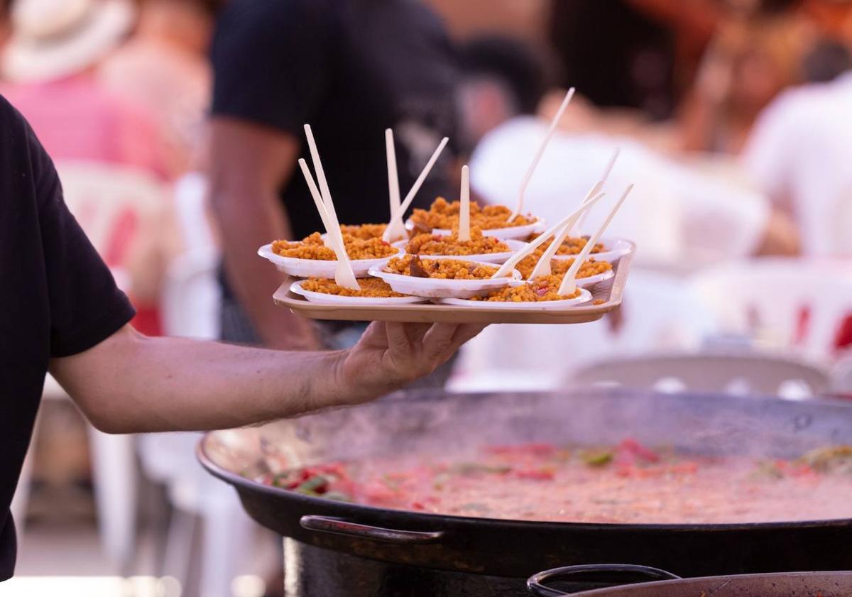 Imagen principal - Camareros, cocineros y porteros cobran entre 700 y 1.000 euros durante la feria de Málaga
