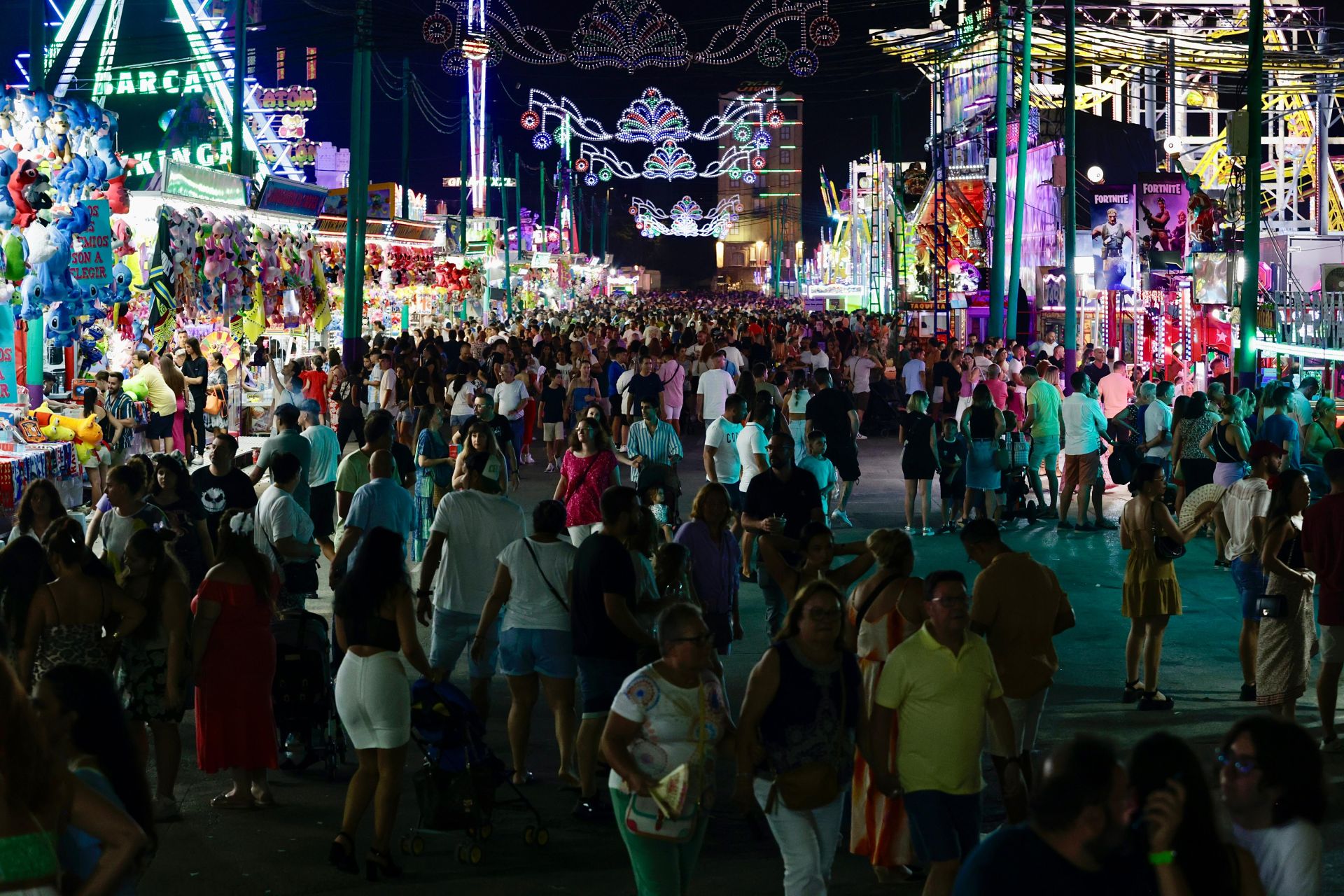 Ambiente en el Real, ya por la noche, este miércoles de feria.