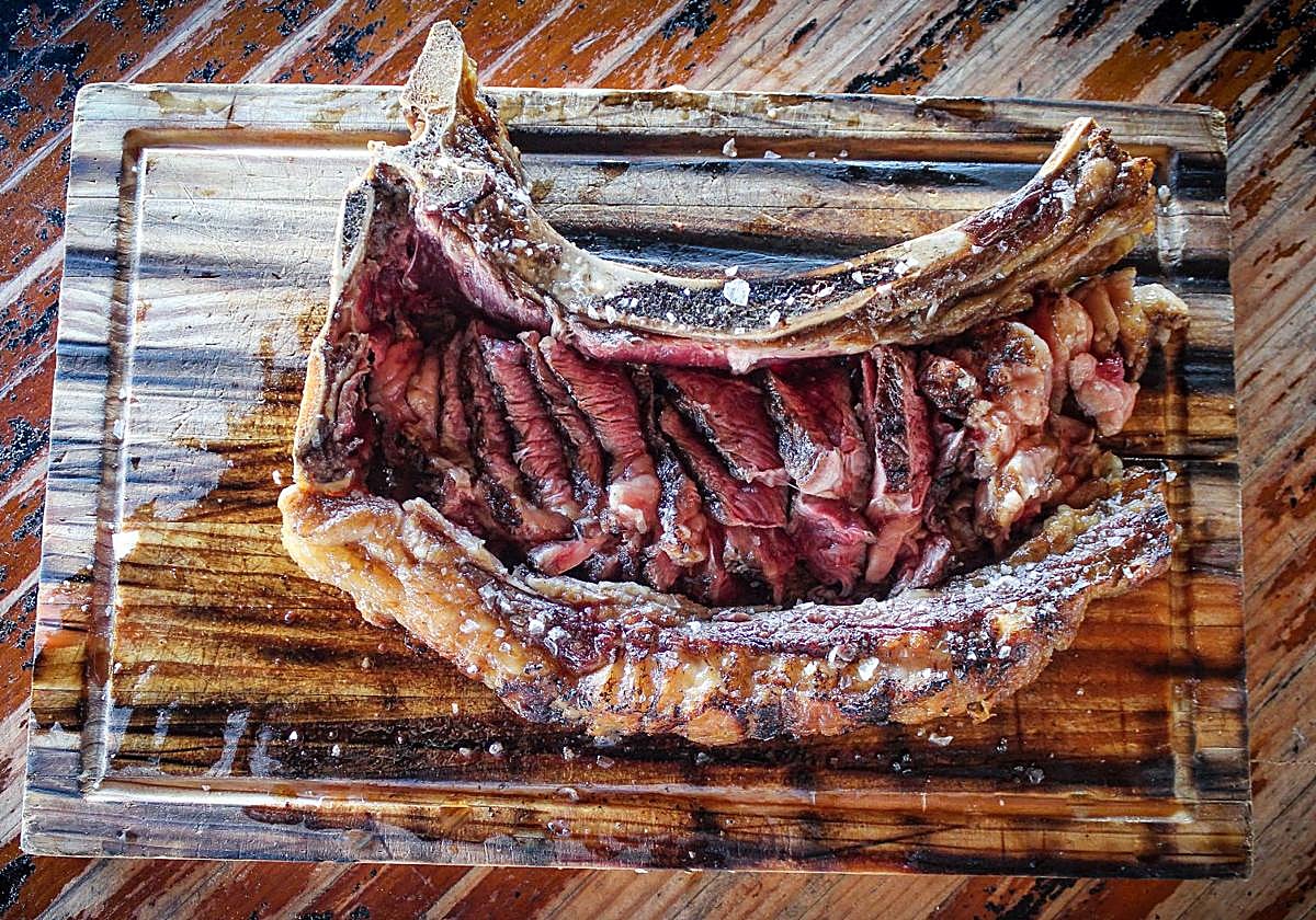 La chuleta de ternera que se come en dos tiempos en Mijas