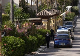 Dos agentes de la Policía Nacional en las inmediaciones de la villa en la que tuvo lugar el suceso