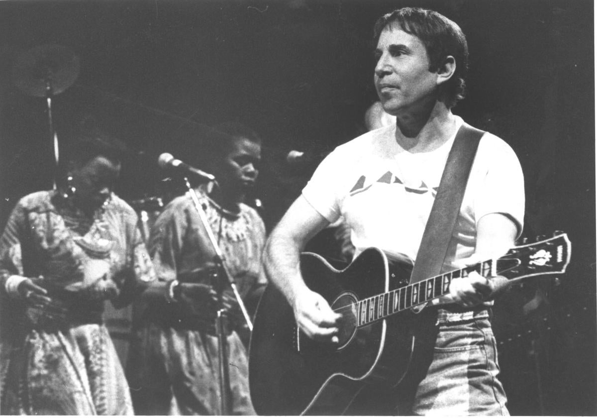 Paul Simon, durante su concierto en el estadio de La Rosaleda en 1989.