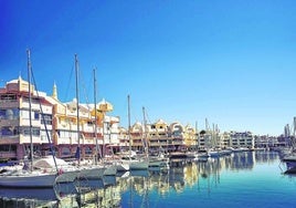 Veleros amarrados frente a las viviendas en Puerto Marina, en Benalmádena.