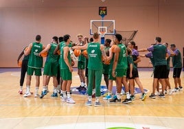 El Unicaja, antes de un entrenamiento de esta pretemporada en la sala auxiliar del Palacio de los Deportes Martín Carpena