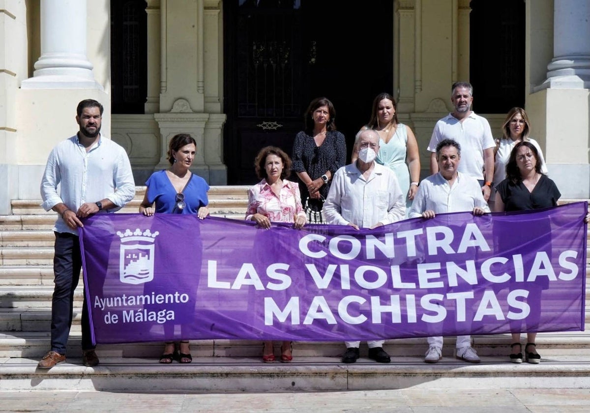 De la Torre, con una mascarilla, en la concentración de este viernes a las puertas del Ayuntamiento.