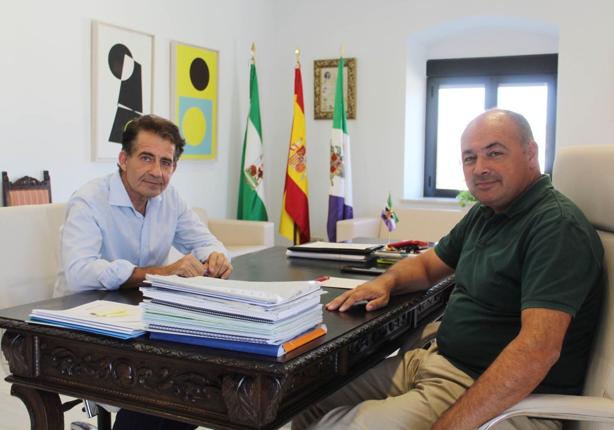 El alcalde de Alhaurín el Grande, Anthony Bermúdez y el edil de Hacienda, Luis Miguel Molina.