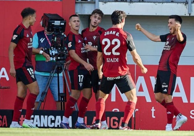 Los jugadores del Mirandés celebran un gol.