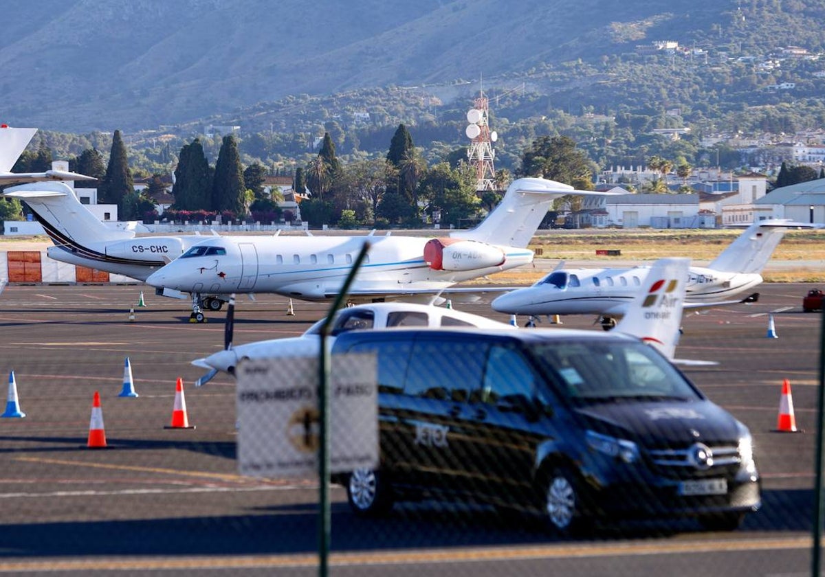 Aviones ejecutivos estacionados frente a la terminal de Aviación General del aeropuerto de Málaga.