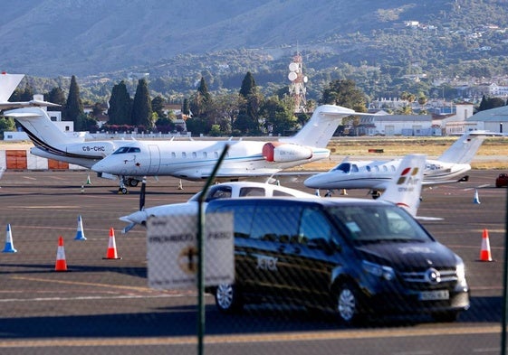 Aviones ejecutivos estacionados frente a la terminal de Aviación General del aeropuerto de Málaga.