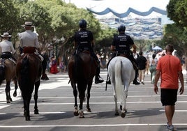 Agentes de la Policía Local de patrulla por la feria de Málaga.