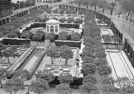 Jardines de Pedro Luis Alonso en 1954. En el centro la jaula de los pájaros y detrás el estanque.