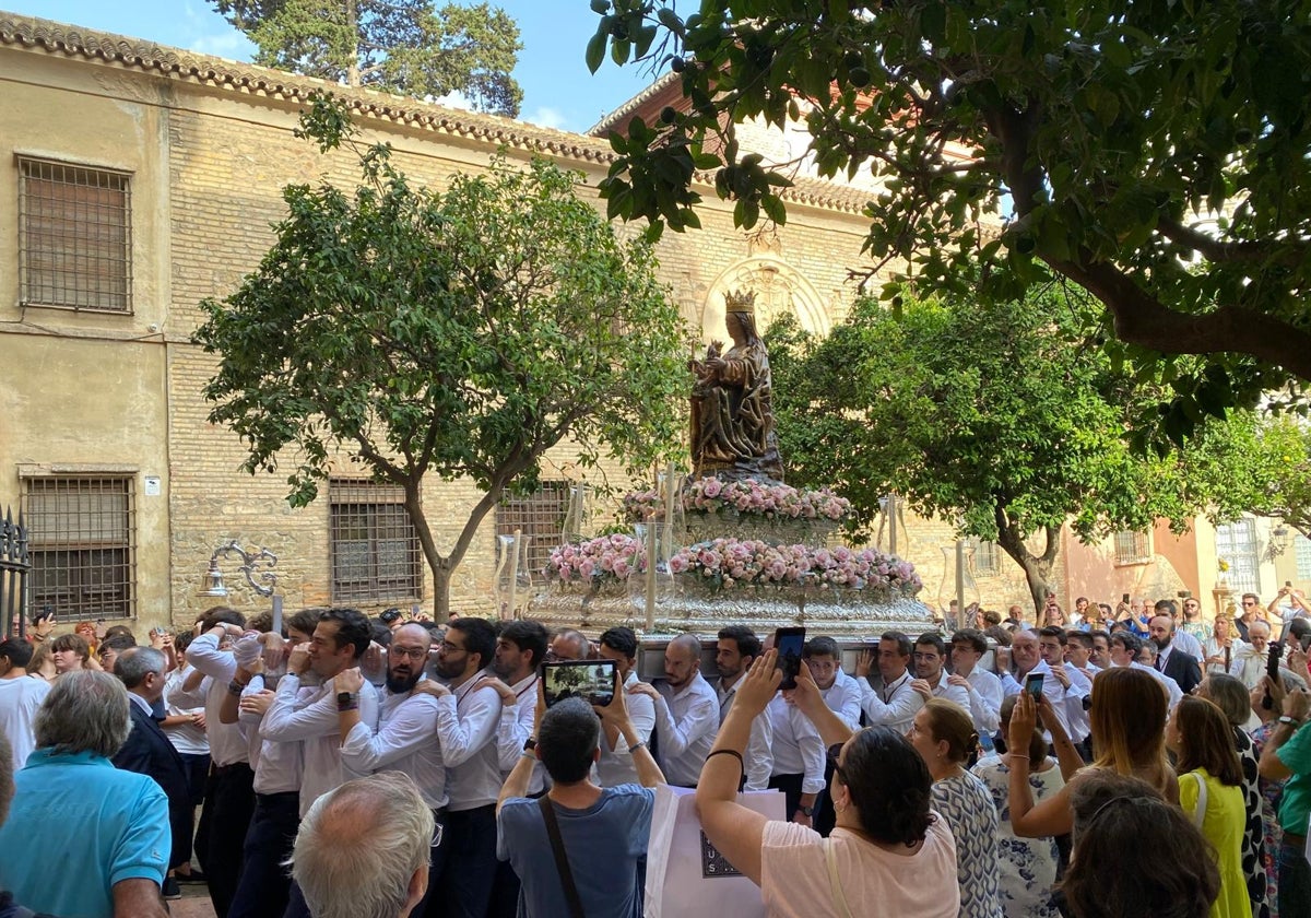 Momento de la entrada de la Virgen de la Victoria en la Catedral.