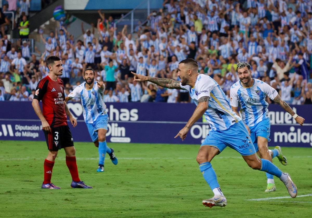 Dioni celebra el gol del empate del Málaga frente al Mirandés.