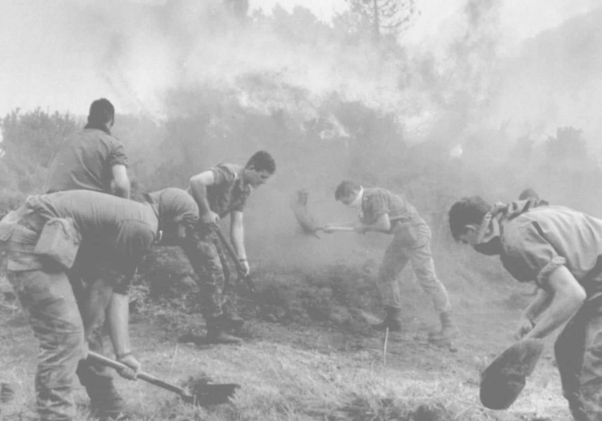 Militares trabajan en la extinción del fuego originado en el verano de 1991.