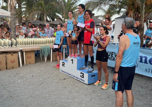 Podio femenino en la XXX Media Legua de la playa de Burriana en homenaje a Ayo en Nerja.