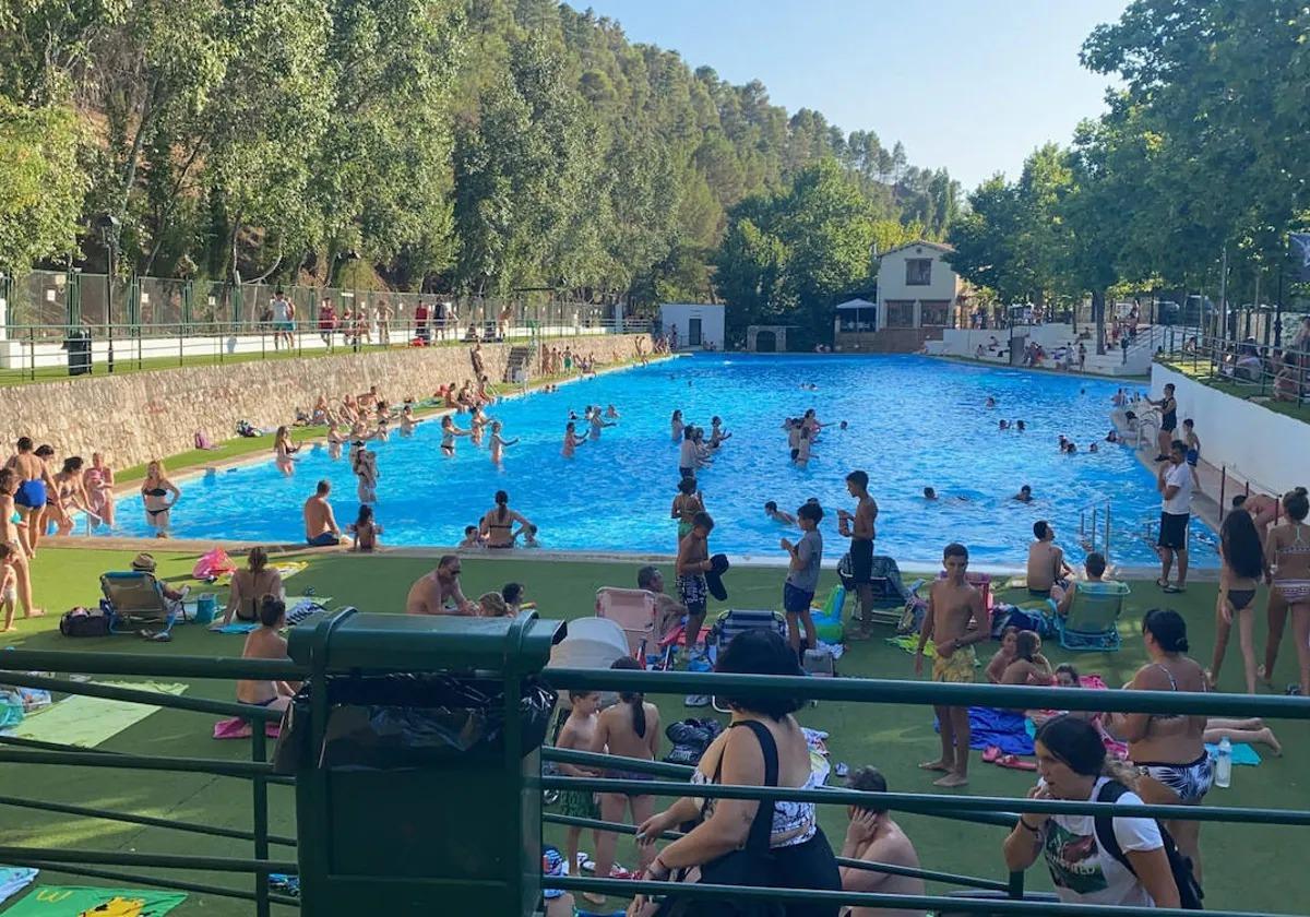 La piscina está rodeada por un bello entorno natural.