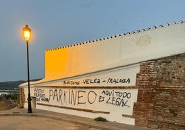 Imagen de las pintadas en el camposanto veleño.