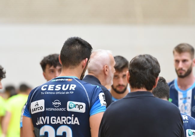 Los jugadores del Trops, durante una charla técnica.