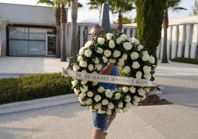 Corona de flores de la familia de la fallecida