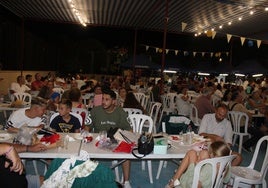 Asistentes a la fiesta en Pueblo Cortijo-Torresol.