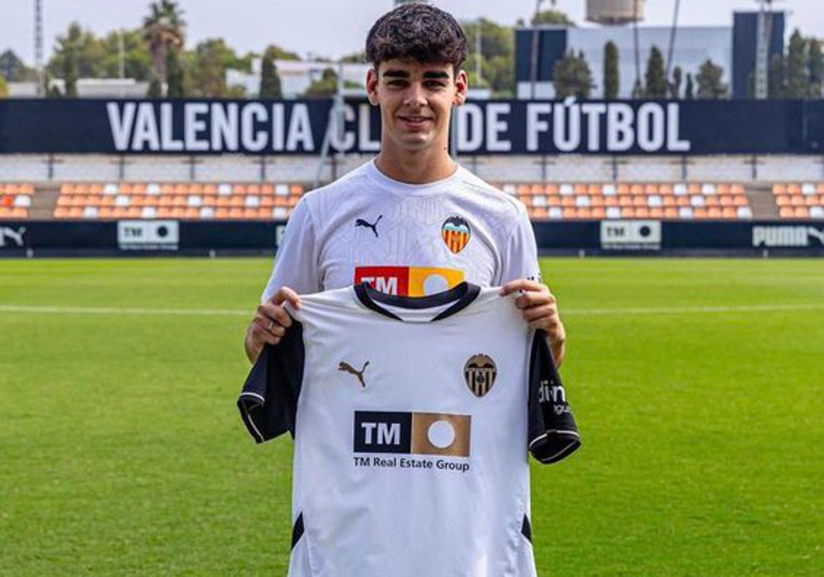 Andrés Caro, con su nueva camiseta.