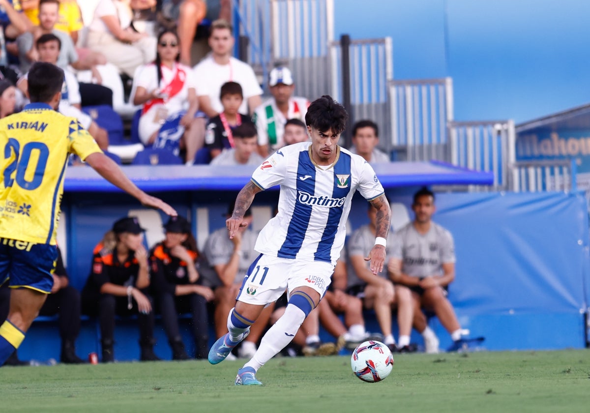 Juan Cruz encara a un jugador de Las Palmas en el partido de este domingo con el Leganés.