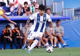 Juan Cruz encara a un jugador de Las Palmas en el partido de este domingo con el Leganés.