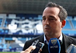 Kike Pérez, director general del Málaga, responde a los medios en La Rosaleda.