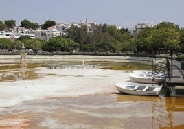 Las barcas esperan mejores tiempos en el muelle seco.