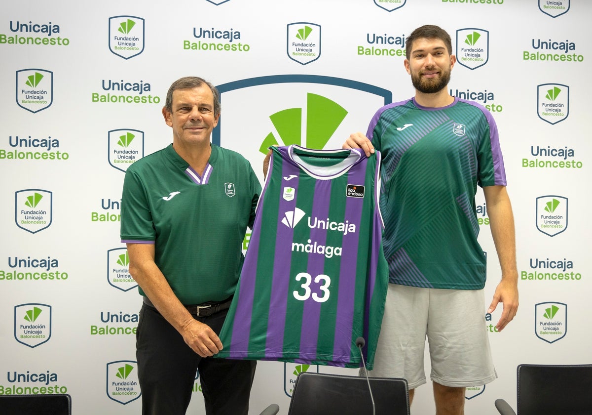 El director deportivo del Unicaja, Juanma Rodríguez, presentó a Killian Tillie.