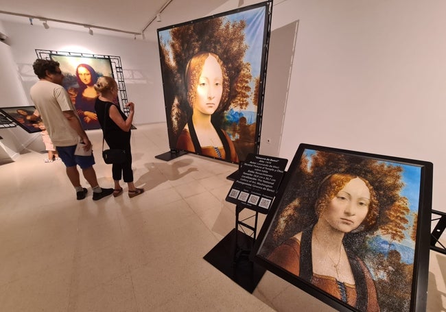 Visitantes contemplan la réplica de la obra 'Ginevra de Benci' de Leonardo da Vinci.