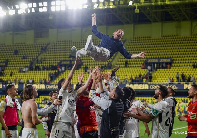 Los jugadores del Albacete mantean a su entrenador tras la última permanencia en Segunda División.