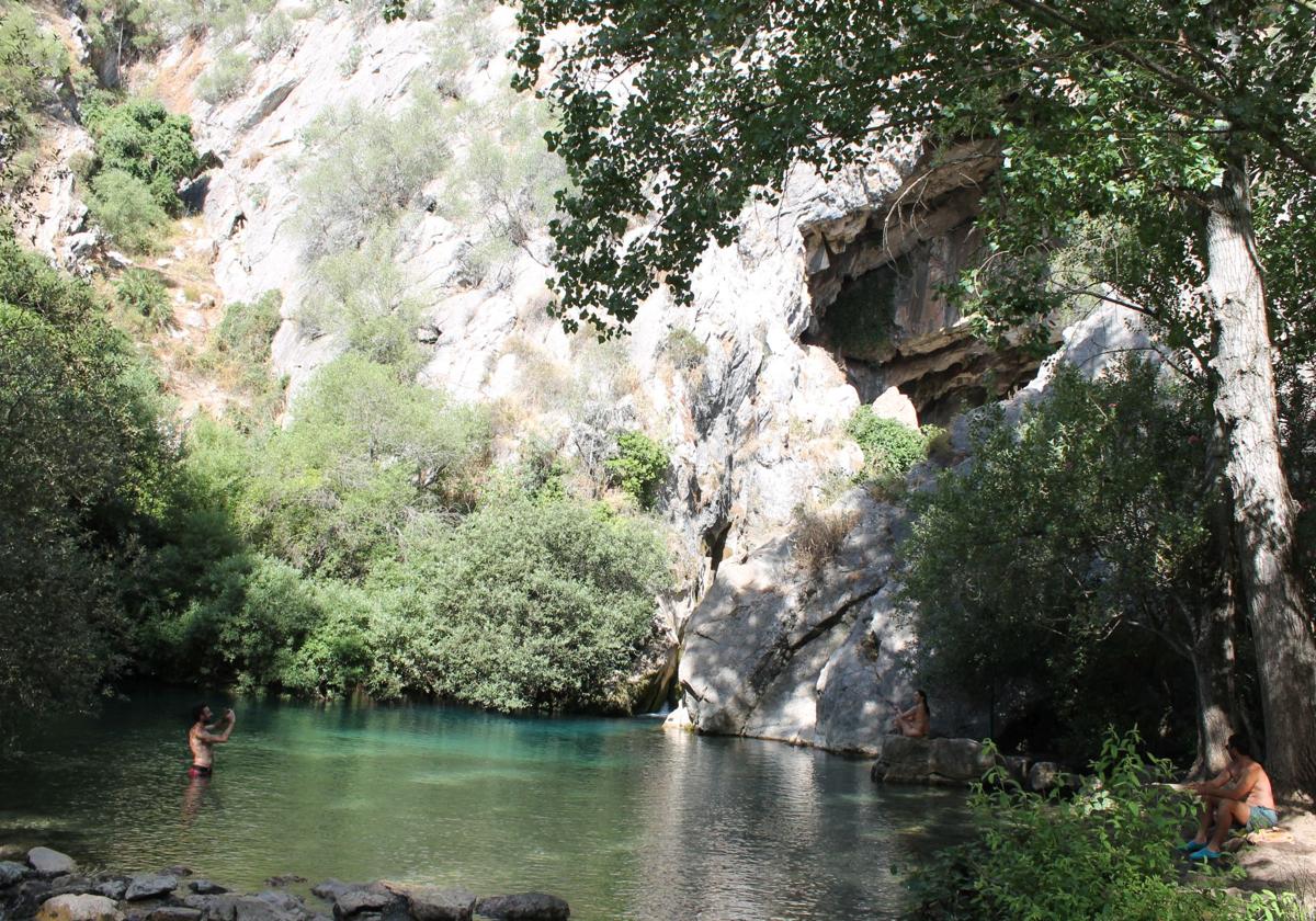 Muy pocos se atreven a darse un baño de cintura para arriba en esta idílica poza de Benaoján.