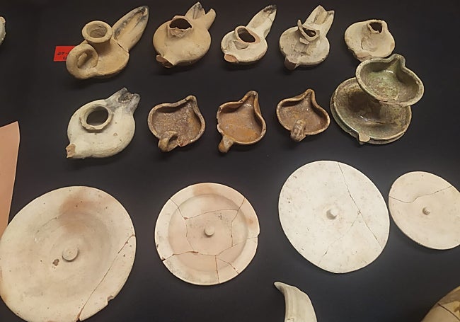 Candiles de época islámica y otras piezas cerámicas medievales aparecidas en los sondeos.