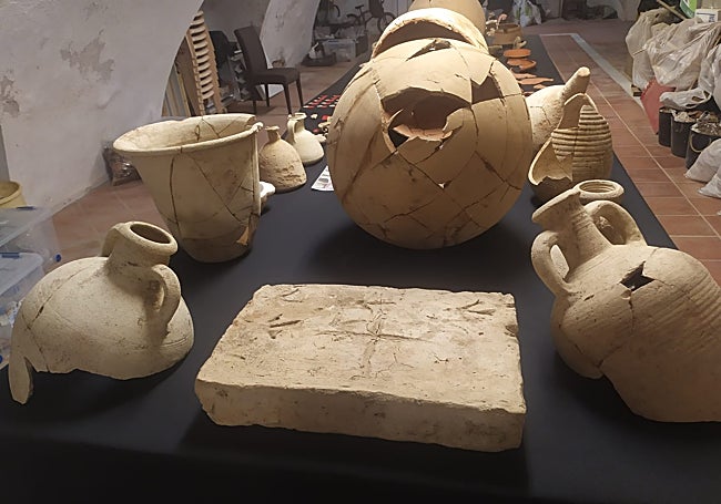 Restos de época romana que incluyen vasijas en buen estado y una solería con inscripciones.