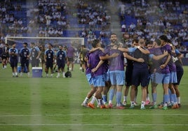 Los jugadores del Málaga CF calientan en La Rosaleda para enfrentarse al Mirandés.