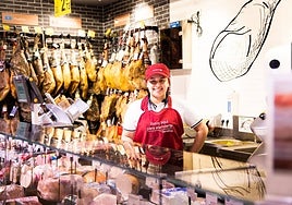 Mariela, beneficiaria del programa Incorpora, ha conseguido su primer trabajo como carnicera.