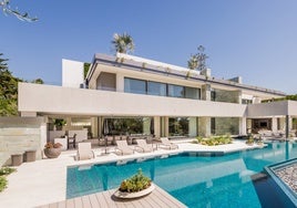 Villa de alquiler de lujo ubicada en el entorno del prestigioso Marbella Club.