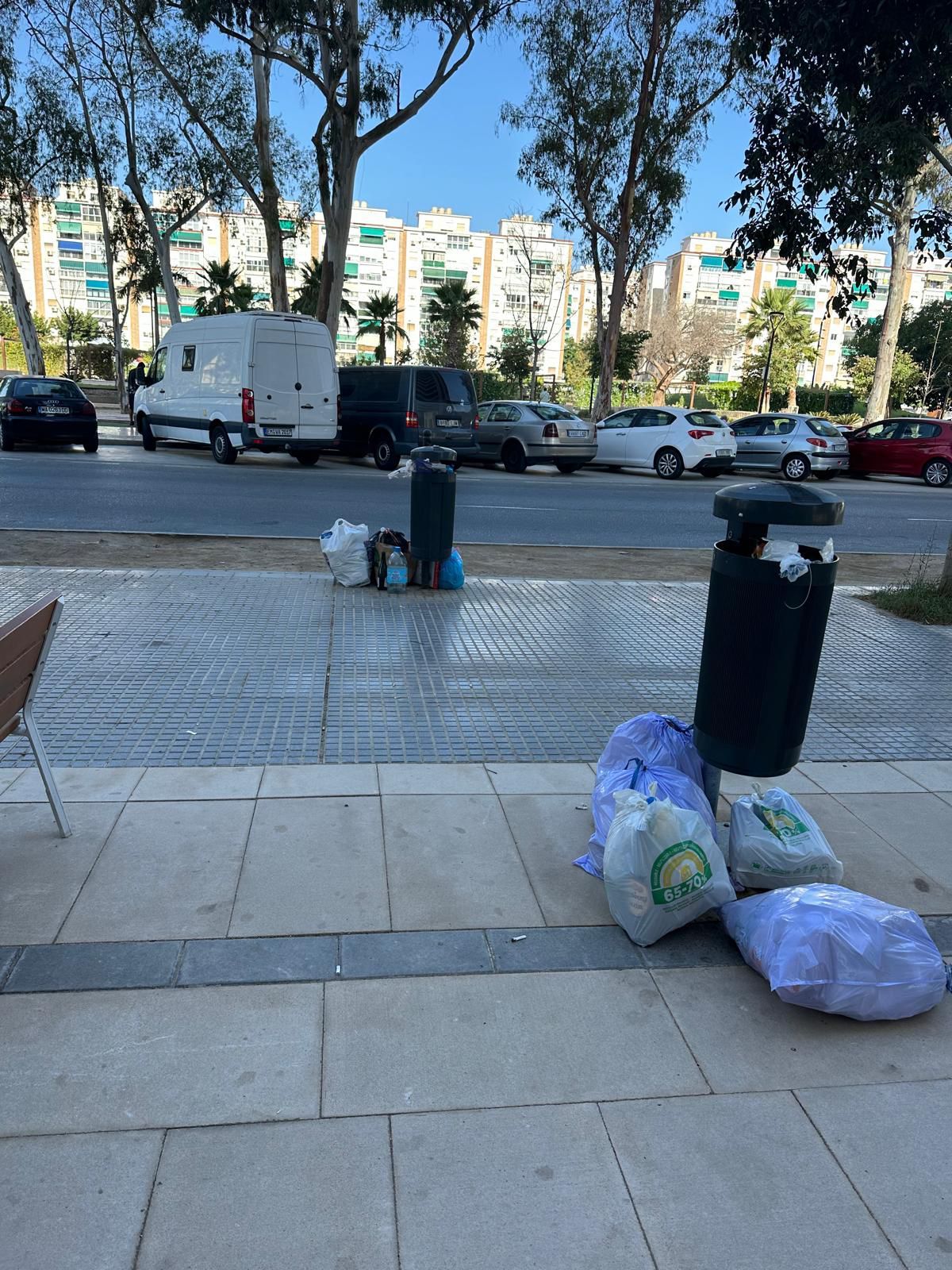 Las fotos que aportan los vecinos de las torres de Martiricos para denunciar los desmanes que padecen de los pisos turísticos