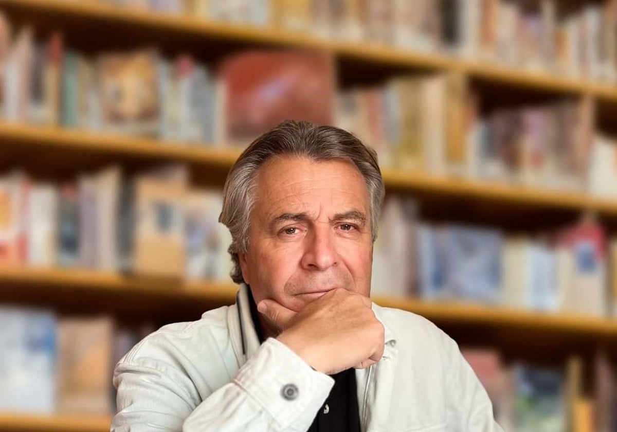 Miguel Alba Trujilo, en su biblioteca.