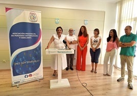 La alcaldesa de Torremolinos informa del convenio suscrito con la Asociación Provincial de Ostomizados y Familiares, junto a responsables municipales y miembros de la entidad.