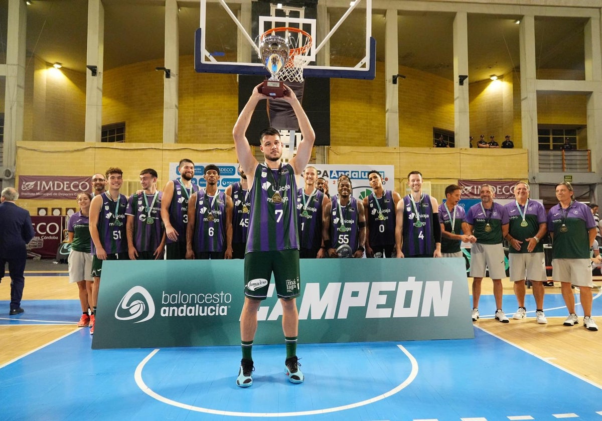 Barreiro alza el trofeo de campeón de la Copa Andalucía.