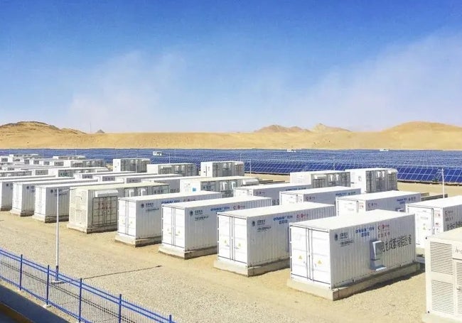 Así son las baterías que se instalan junto a los parques de energías renovables.