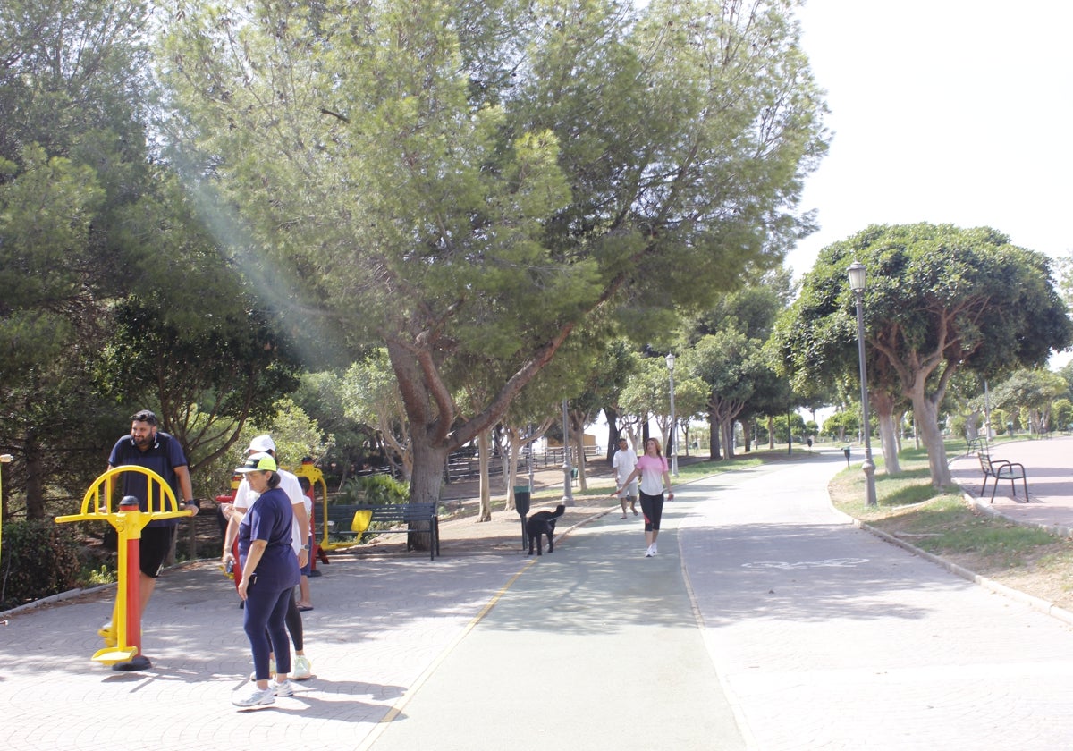 El Parque de La Bateria, en plena actividad, con usuarios y usuarias que hacen deporte y pasean al perro.